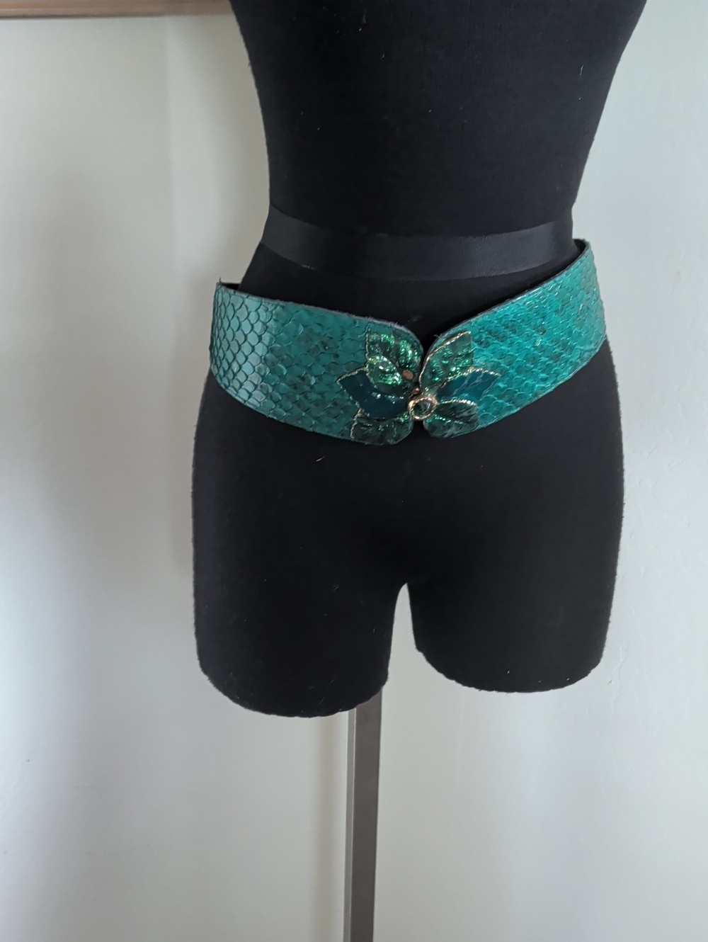 Vintage Cue Teal Textured Waist Belt with Floral Jewel Clasp